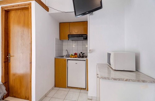 Nikiana Apartment | Apartment "Nikoleta Studio 4" with Sea View, Terrace & Wi-Fi