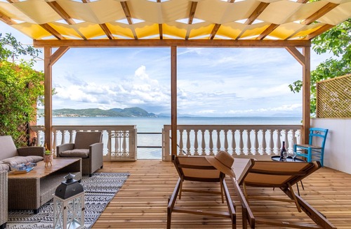Agia Pelagia Chlomou Apartment | Apartment 'Nikos Seaside' with Sea View, Wi-Fi and Air Conditioning
