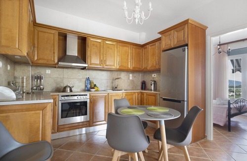 Parisata Apartment | Apartment 'Paradiso Verde 101' with Mountain View, Wi-Fi and Air Conditioning