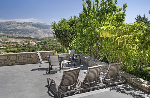Parisata Apartment | Apartment 'Paradiso Verde 101' with Mountain View, Wi-Fi and Air Conditioning