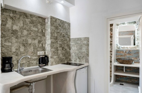 Amorgos Town Apartment | Apartment 'Politimi's Studio N5' with Mountain View, Wi-Fi and Air Conditioning