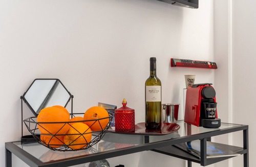 Ermoupoli Apartment | Apartment 'Pop Loft Gallery' with Sea View, Wi-Fi and Air Conditioning