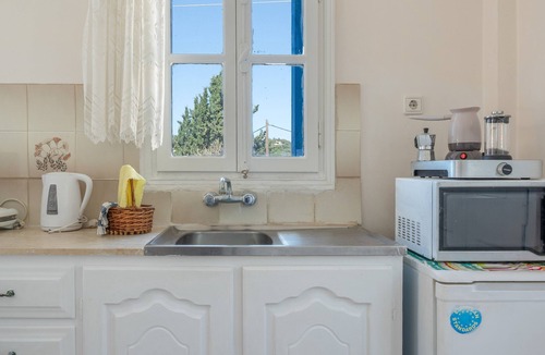 Panormos Apartment | Apartment 'Studio 1' with Mountain View, Wi-Fi and Air Conditioning
