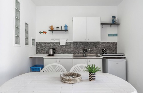 Mirties Apartment | Apartment 'Syrios Suites No 2' with Sea View, Wi-Fi and Air Conditioning