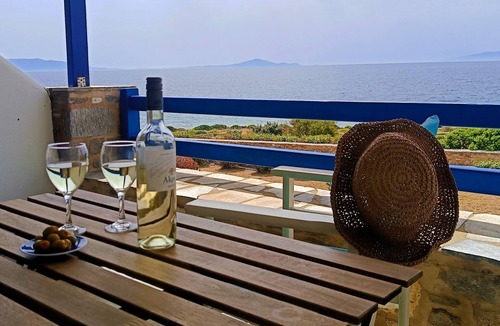 Piso Livadi Apartment | Apartment 'The Cretan Double Room' with Sea View, Wi-Fi and Air Conditioning
