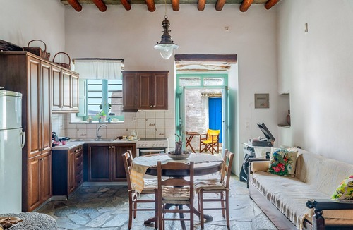 Andros Town Apartment | Apartment 'Traditional Olive Guesthouse' with Sea View and Wi-Fi