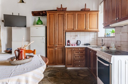 Andros Town Apartment | Apartment 'Traditional Olive Guesthouse' with Sea View and Wi-Fi