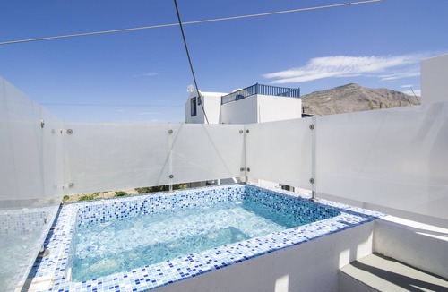 Perivolos Apartment | Apartment with Οutdoor Hydro-Massage @ White & Blue