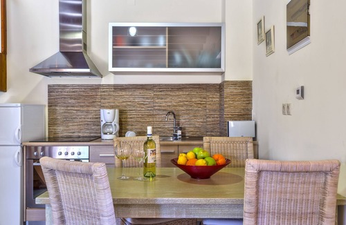 Zourva House | Apirathes