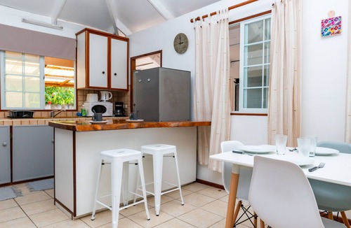 Teavaro House | Aroha Nui Lodge 2BR 5min to Ferry in Teavaro Moorea