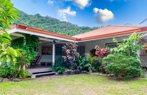 Teavaro House | Aroha Nui Lodge 2BR 5min to Ferry in Teavaro Moorea