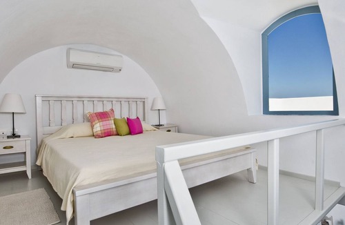 Akrotiri House | Aura Marina Apartments Santorini