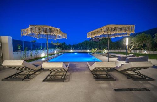 Tsikalaria Villa | Aurea Estate Luxury Villas - Padel court