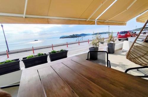 Nea Peramos Apartment | Aurora suite