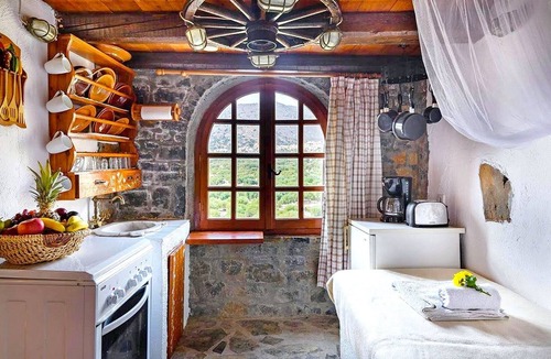 Mavrikiano House | Authentisches kretisches Steinhaus Clio mit Aussicht by Interhome