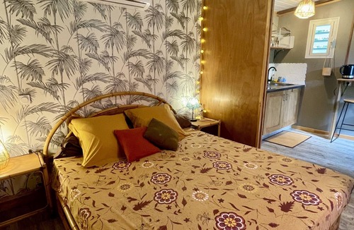 Hauru Apartment | Auti studio, direct access to the beach on Moorea, with A/C -WiFi - Netflix