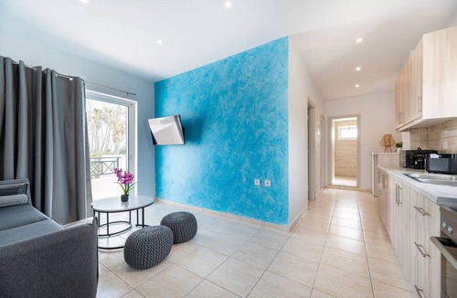 Tingaki Apartment | Azure Edge : Seafront View - Beach Stay