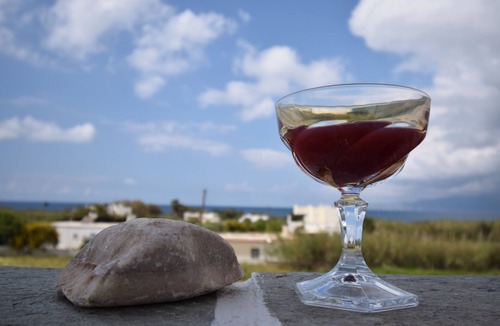 Kastraki Apartment | Baetylus SELF CATERING above ground floor apartment, near 3 beaches of Naxos