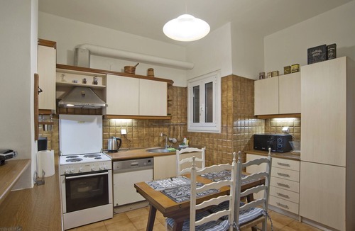 Piraeus Apartment | Baroness Apt Piraeus Ctr 3BR, 2BA, AC, Walk to sea