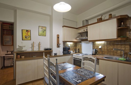 Piraeus Apartment | Baroness Apt Piraeus Ctr 3BR, 2BA, AC, Walk to sea
