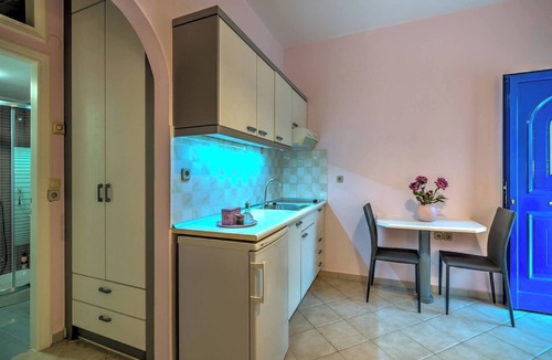 Agios Dimitrios Apartment | Bbq, balcony, 42mbps, king, backyard, full Kitchen-1