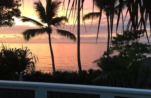 La Iglesia House | BEACH FRONT 3 Bedroom Villa with private Pool Sleeps 7