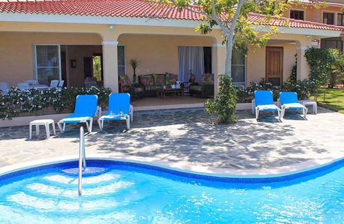 Urbanizacion Tavarez Villa | Beach, sun, girls, sport courts: guest-friendly residence in central Sosua!