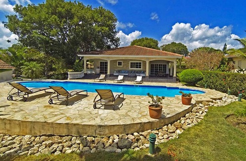 Urbanizacion Tavarez Villa | Beach, sun, girls, sport courts: guest-friendly residence in central Sosua!