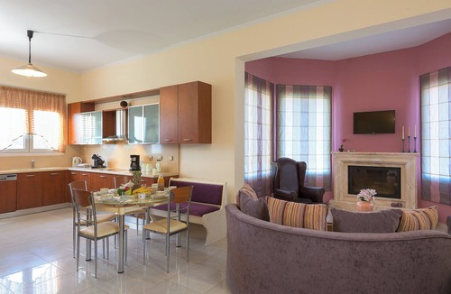 Petaloudes Villa | Beachclose, Private Pool, Gym: Sunny Breeze Villa