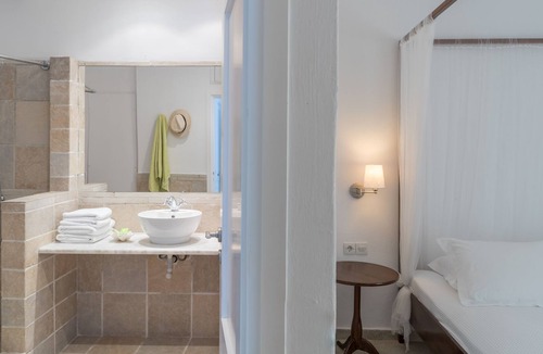 Kanapitsa Villa | Beachfront 3-bedroom Villa at Vromolimnos Beach