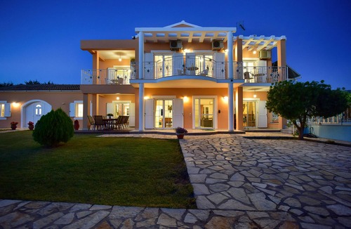 Roda Villa | Beachfront Family Luxury Villa Jolie: tennis, pool, jacuzzi, sauna, ping-pong.