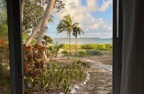Winding Bay House | Beachfront Getaway on Winding Bay - Pink Sand, Turquoise water