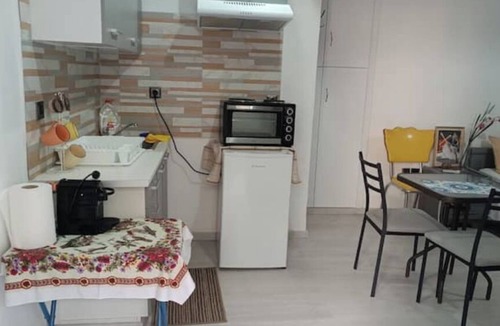 Saronida Apartment | Beachfront studio with garden