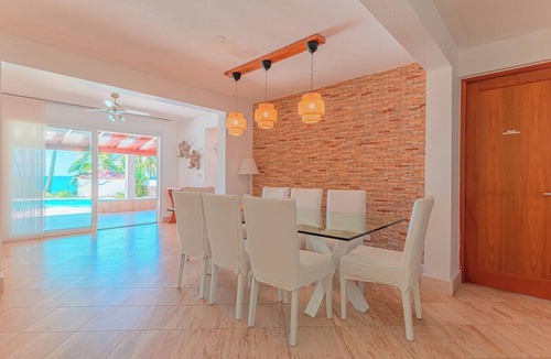 La Esplanada Villa | Beachfront villa, amazing sea views, FULLY LOADED!