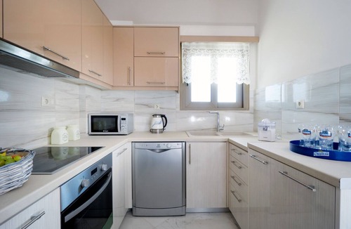 Kamisiana Villa | Beachfront Villa Tavronitis with 8 bedrooms and 2 private pools
