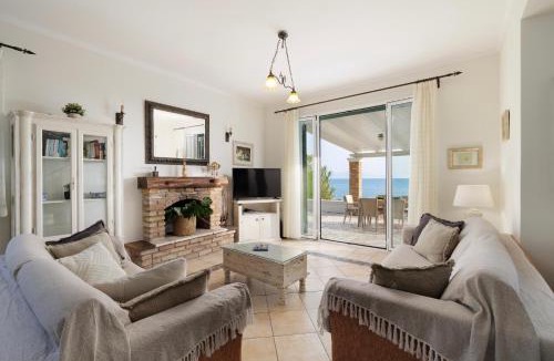 Sidari Villa | Beachfront Villa Victoras - With private beach