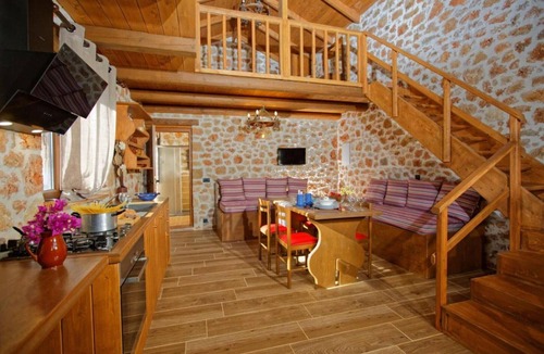 Malia House | Beachfront Villa with Jacuzzi for 4