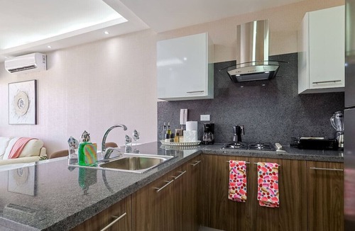 Evaristo Morales Apartment | Beautiful and Cozy 1BR Centric Condo, Full AC, King Bed, Pool, Fast Wi-Fi