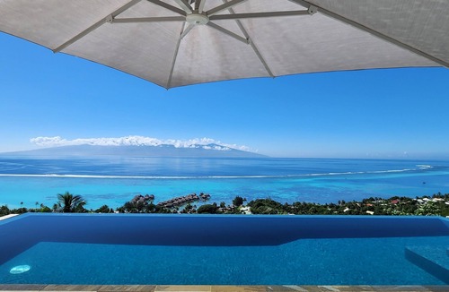 Teavaro Villa | Beautiful architect villa overlooking the lagoon and the island of Tahiti