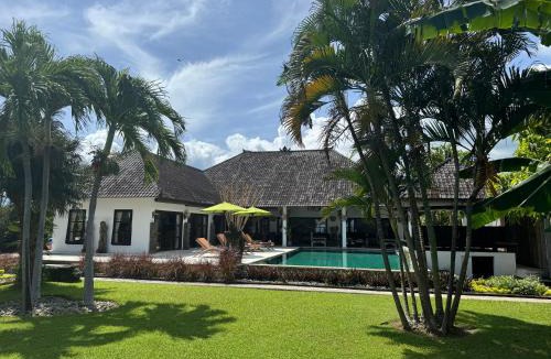 Kalisada Villa | Beautiful Beach Villa Nujum with staff.