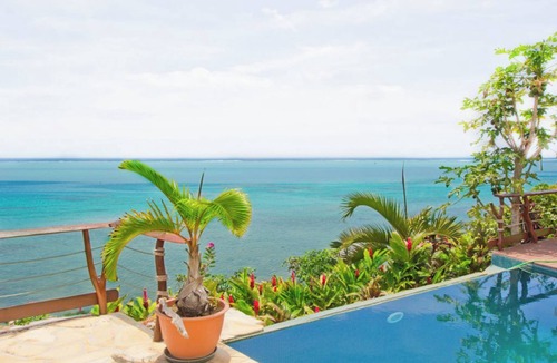 Ha'apiti House | Beautiful Oceanfront bungalow with Infinity Pool!