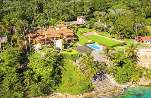El Breton Villa | Beautiful Oceanfront Villa that sleeps up to 20 guests!