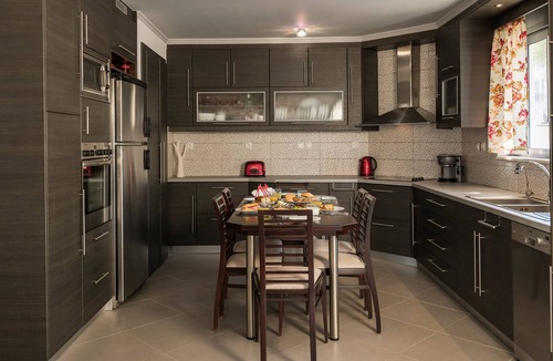 Galatas House | Beautiful Private Pool Villa with Gym, Parking and BBQ