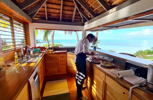 Maharepa House | Beautiful seaside wooden villa in Moorea. 3 bedrooms, 2 bathrooms. Sleeps 6