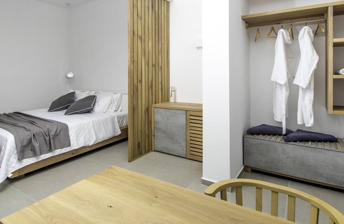 Kini Apartment | Beautiful studio directly at the sea, Wifi, 2 pers. | Syros, Cyclades
