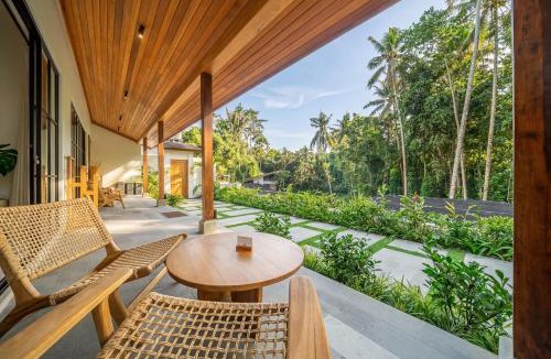 Petulu Villa | Bergamo by DH - Palm Tree Escape with Pool & Spacious Patio