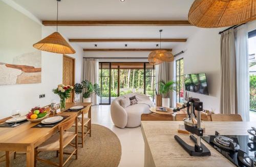 Petulu Villa | Bergamo by DH - Palm Tree Escape with Pool & Spacious Patio