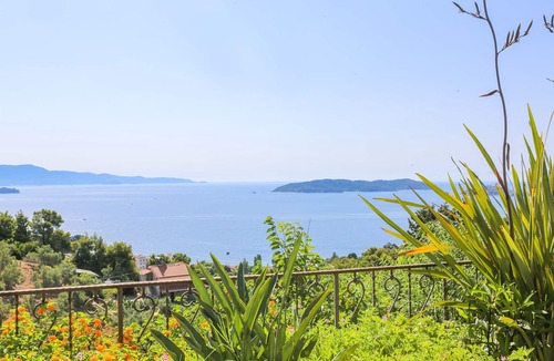 Achladies Apartment | Best location deluxe apartment "Fire" in Villa Stratos near the sea amazing view
