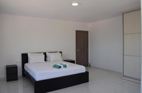 Makriotika Apartment | Black & White Apartments