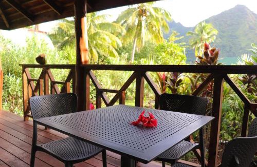 Pihaena Ski Chalet | Blue Bungalow Moorea